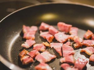 คอเลสเตอรอล (Cholesterol) ไขมันชนิดหนึ่ง ส่วนประกอบหลักของการผลิตฮอร์โมนเพศ