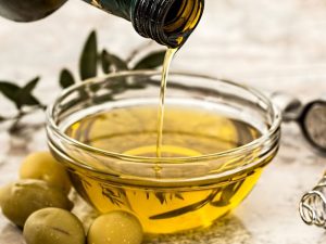 น้ำมันมะกอก (Olive Oil) ไขมันจากผลมะกอก นำมาปรุงอาหารเพื่อสุขภาพ มีสารต้านอนุมูลอิสระสูง