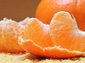 วิตามินซี (Vitamin C) พบได้ในผักผลไม้ที่มีรสเปรี้ยว เสริมสร้างภูมิต้านทาน ต่อต้านอนุมูลอิสระ