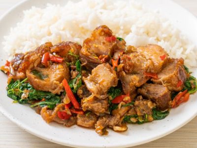 ข้าวผัดพริกแกงหมูกรอบ